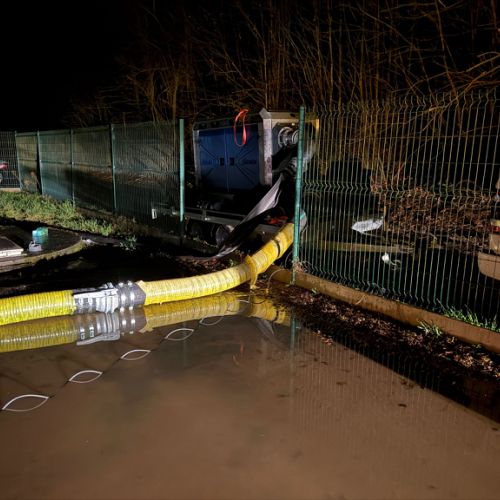 Installation tuyau d’aspiration vers pompe 400 m3/h sur chantier