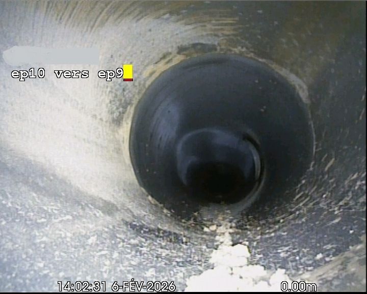 Vue intérieure d’une canalisation EP inspectée par caméra avec repérage des défauts